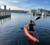 uppblåsbara havskajaken Havspaddeln Balder med hög prestanda. Svart och röd med en sittbrunn. 