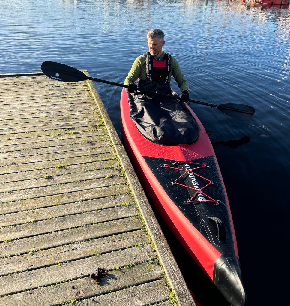 Uppblåsbara havskajaken Havspaddeln Balder med hög prestanda. Lägger till vid en brygga