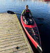 Nylonkapell som passar till den uppblåsbara havskajaken Havspaddeln Balder. Kapellet är svart och kajaken röd.