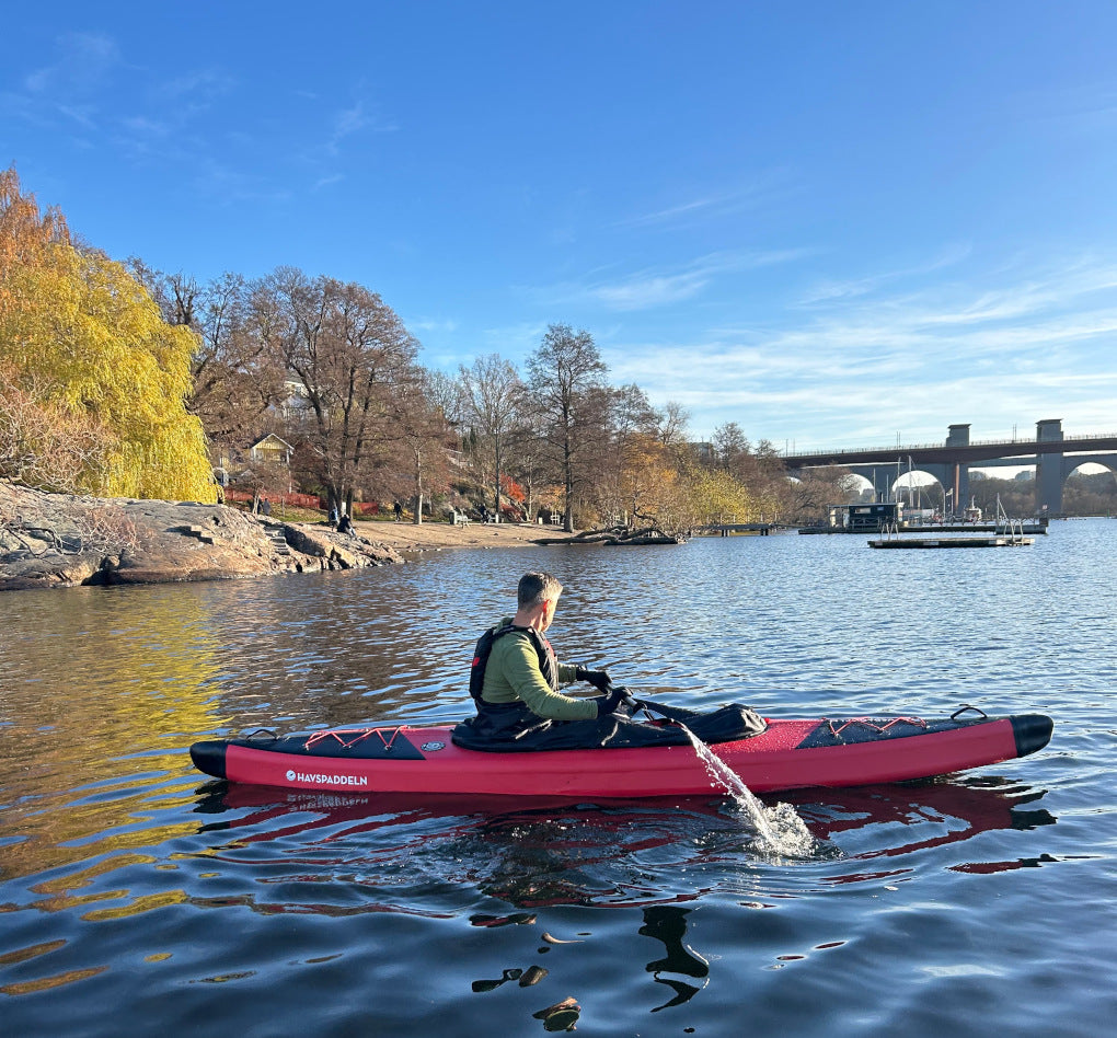 Nylonkapell som passar till den uppblåsbara havskajaken Havspaddeln Balder. Kapellet är svart och kajaken röd.