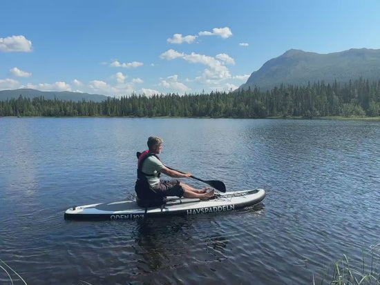 Film: sittande paddling på SUP med SUP-sits och kajakpaddel