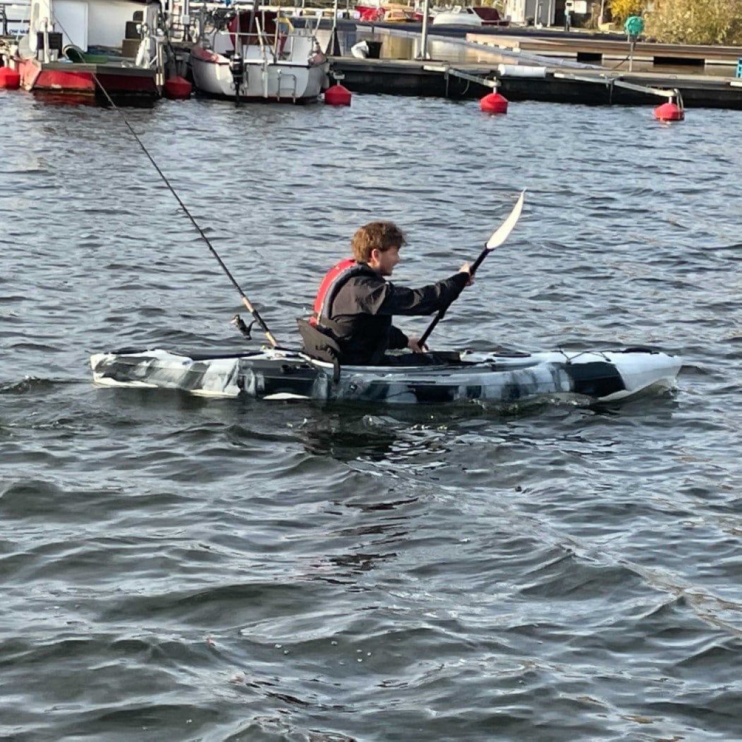 Havspaddeln Lofoten - Fiskekajak med paddlare från sidan