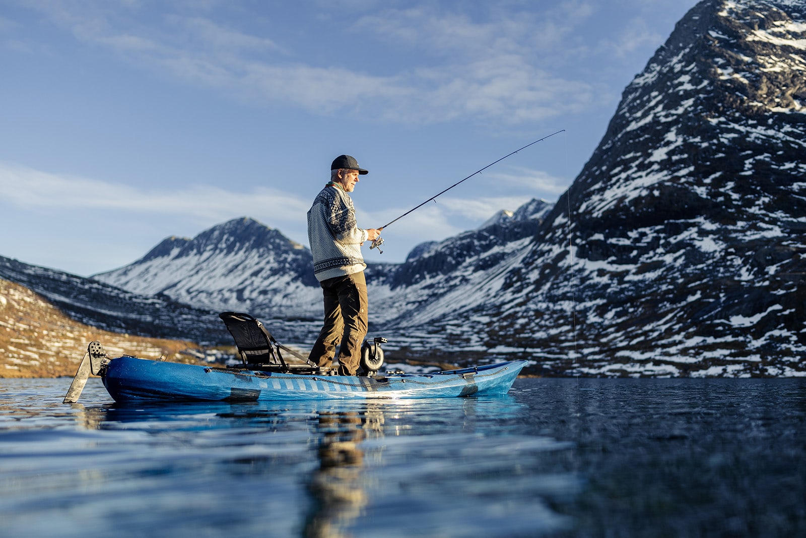 Havspaddeln Viking - Fiskekajak - Med pedaler - bild på fiskare ståendes på