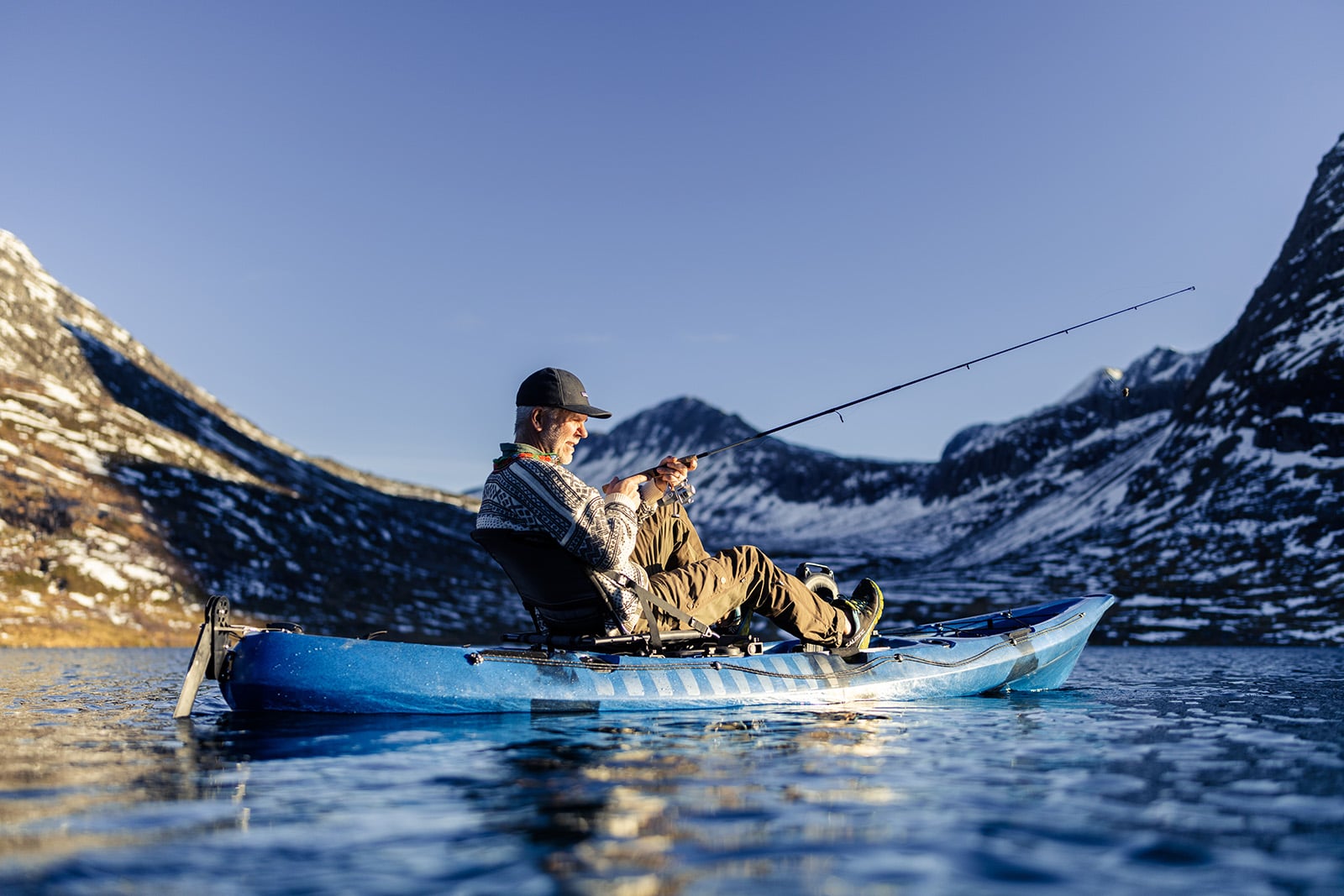 Havspaddeln Viking - Fiskekajak - Med pedaler - Bild på en sittande fiskare