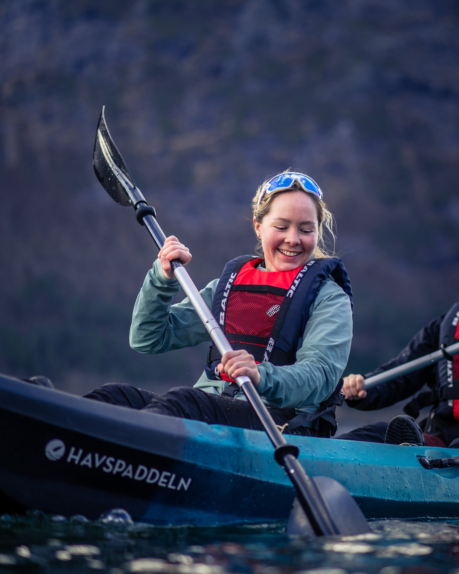 Havspaddeln Arktis - Sit on top kajak - Närbild med en glad paddlare